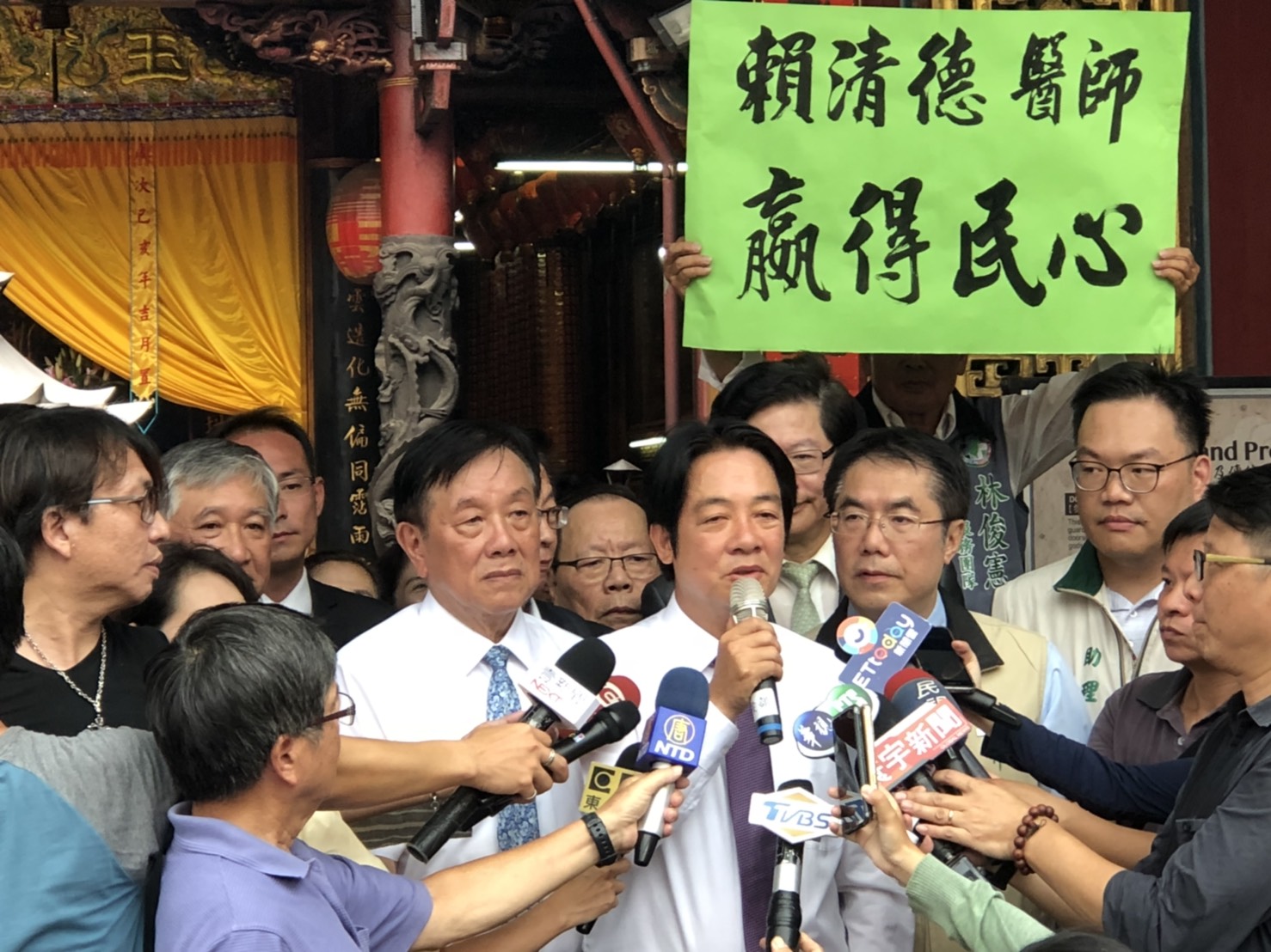 前行政院長賴清德下午1時30分前往位於台南市的台灣首廟天壇參拜,針對初選結果發表談話。圖/黃博郎攝 前行政院長賴清德下午1時30分前往位於台南市的台灣首廟天壇參拜,針對初選結果發表談話。圖/黃博郎攝