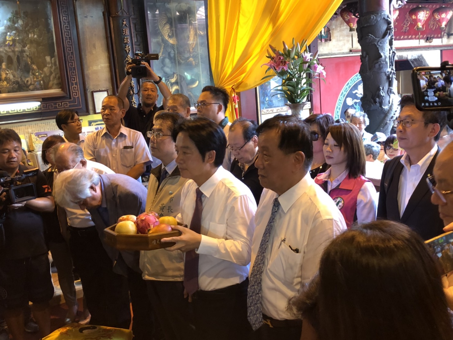 前行政院長賴清德下午1時30分前往位於台南市的台灣首廟天壇參拜,針對初選結果發表談話。 圖:黃博郎/攝 前行政院長賴清德下午1時30分前往位於台南市的台灣首廟天壇參拜,針對初選結果發表談話。 圖:黃博郎/攝