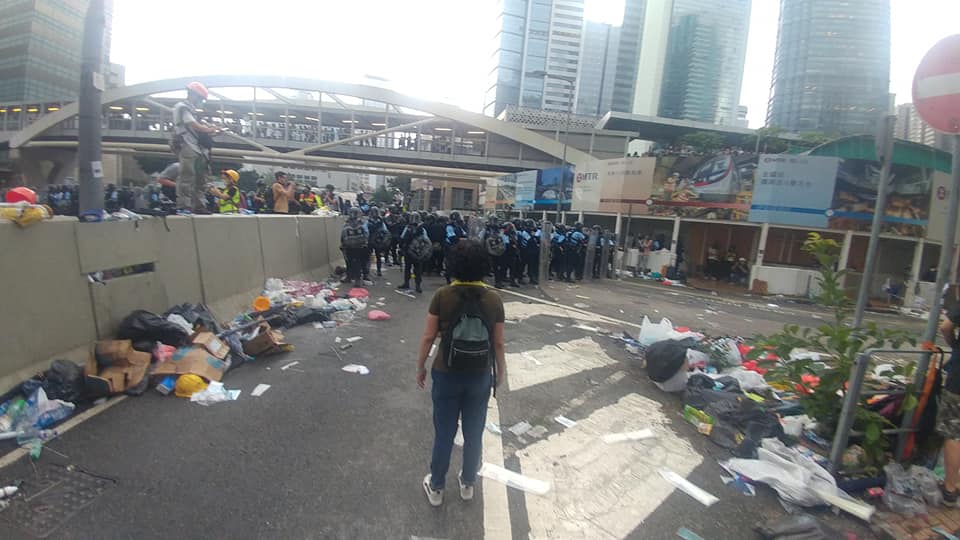 香港媽媽獨自走向大批武力戒備的員警。 圖:翻攝自 網友Tsang Chi Ho 臉書 香港媽媽獨自走向大批武力戒備的員警。 圖:翻攝自 網友Tsang Chi Ho 臉書