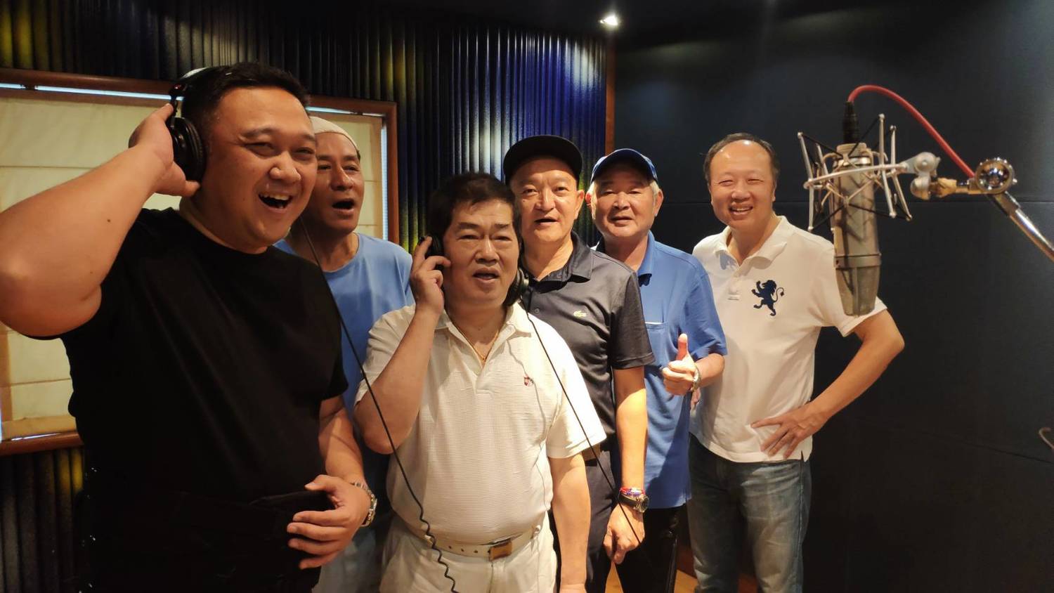 知名音樂人孫建平(左三)與老韓粉合唱團,15日將赴雲林挺韓大會師演唱台語歌「牽阮的手」。 圖:邱烽堯/提供 知名音樂人孫建平(左三)與老韓粉合唱團,15日將赴雲林挺韓大會師演唱台語歌「牽阮的手」。 圖:邱烽堯/提供