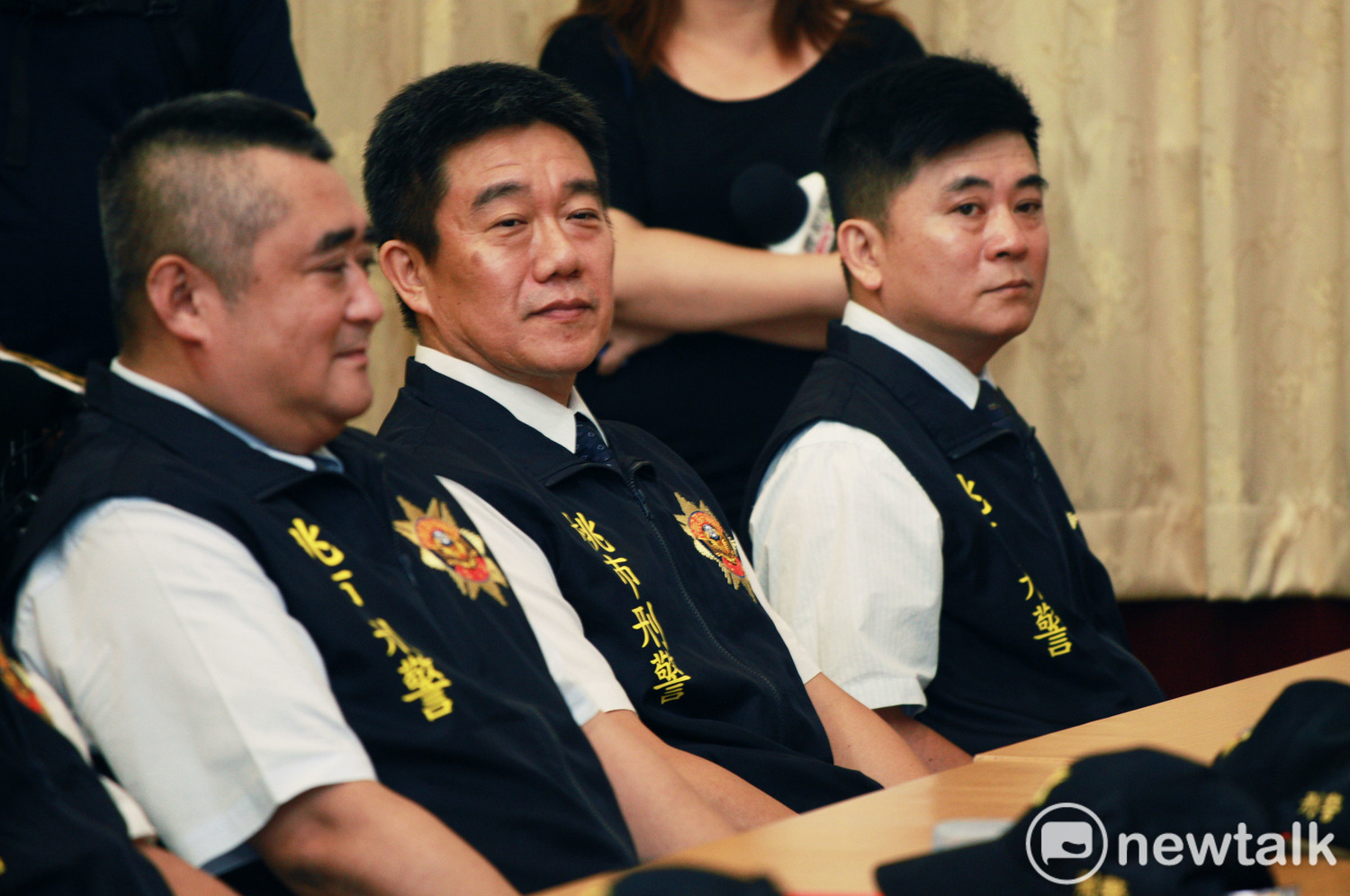 徐國勇表示內政部將同意桃園警分局偵查隊長小隊長王強生(中)、刑警大隊偵一隊小隊長洪俊德破格升職(右)。 圖:林昀真/攝 徐國勇表示內政部將同意桃園警分局偵查隊長小隊長王強生(中)、刑警大隊偵一隊小隊長洪俊德破格升職(右)。 圖:林昀真/攝