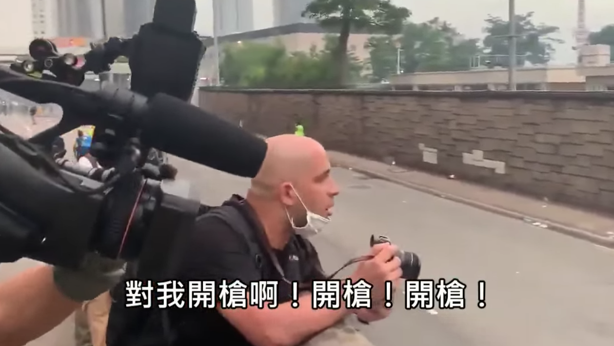 法國記者對朝記者開槍的港警怒吼,表達自不滿。 圖:翻攝自只是堵藍臉書粉絲頁 法國記者對朝記者開槍的港警怒吼,表達自不滿。 圖:翻攝自只是堵藍臉書粉絲頁