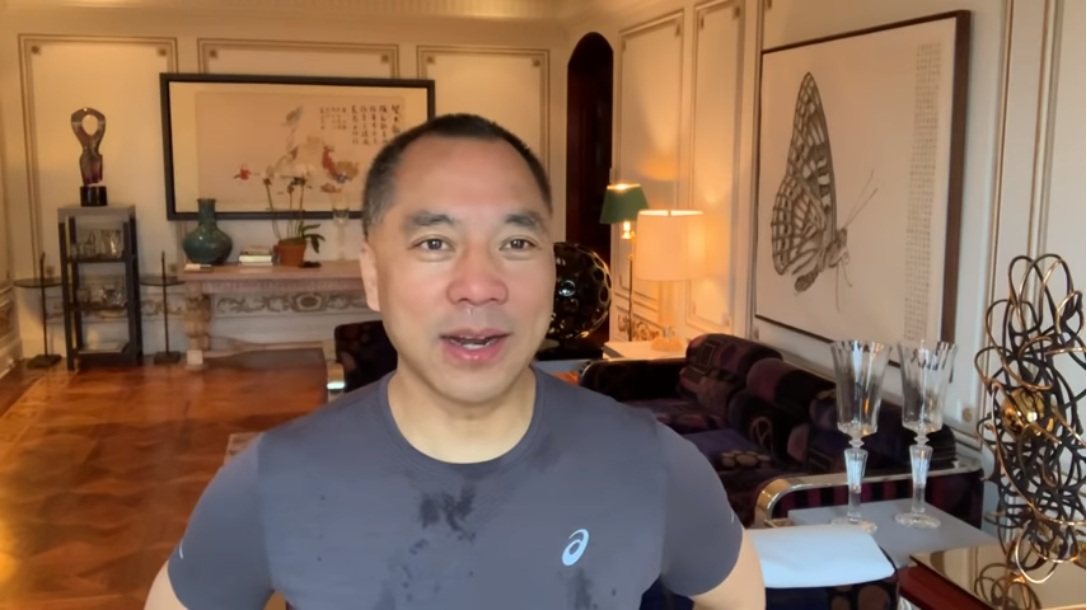 流亡海外的中國富商郭文貴在Youtube影片中驚爆「還有更高級的武器」,要在之後整個大遊行時動用對付香港民眾。 圖:翻攝郭文貴Youtube 流亡海外的中國富商郭文貴在Youtube影片中驚爆「還有更高級的武器」,要在之後整個大遊行時動用對付香港民眾。 圖:翻攝郭文貴Youtube