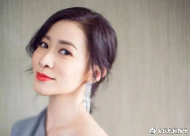 香港反送中浪潮震撼演藝圈,包括黃秋生、何韻詩、杜汶澤等多位知名藝人也紛紛挺身而出響應力挺,反對修訂《逃犯條例》。最新又傳出,去(2018)年以《延禧攻略》宮廷劇「嫻妃」、「皇后」角色再創事業巔峰的當紅港星佘詩曼,也在Instagram上按讚某張「反送中」遊行,並標籤「#NoChinaExtradition」的照片。 圖:翻攝自微博 香港反送中浪潮震撼演藝圈,包括黃秋生、何韻詩、杜汶澤等多位知名藝人也紛紛挺身而出響應力挺,反對修訂《逃犯條例》。最新又傳出,去(2018)年以《延禧攻略》宮廷劇「嫻妃」、「皇后」角色再創事業巔峰的當紅港星佘詩曼,也在Instagram上按讚某張「反送中」遊行,並標籤「#NoChinaExtradition」的照片。 圖:翻攝自微博