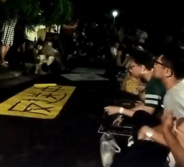 現場聚集逾百人相挺,高呼「台灣挺香港」、「堅決反送中」口號。 圖:翻攝台大意識報直播影片 現場聚集逾百人相挺,高呼「台灣挺香港」、「堅決反送中」口號。 圖:翻攝台大意識報直播影片