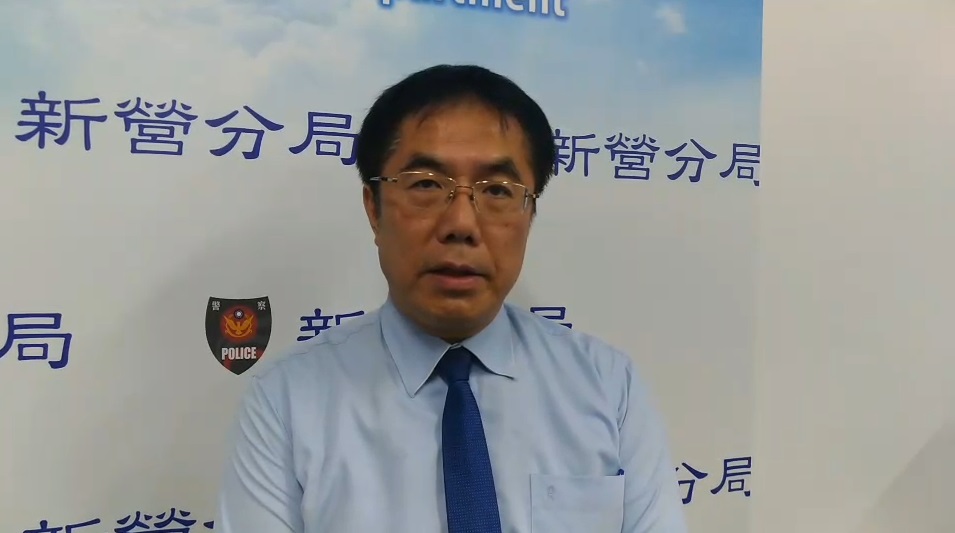 台南市 長 黃偉哲 昨晚 11 點 多 特地 到 新 營 分局 慰勉 警方 辦案 的 辛勞, 對於 警方 在 案發 21 小時 內 破案, 給予 肯定 和 嘉許. 台南市 長 黃偉哲 昨晚 11 點 多 特地 到 新 營 分局 慰勉 警方 辦案 的 辛勞, 對於 警方 在 案發 21 小時 內 破案, 給予 肯定 和 嘉許.