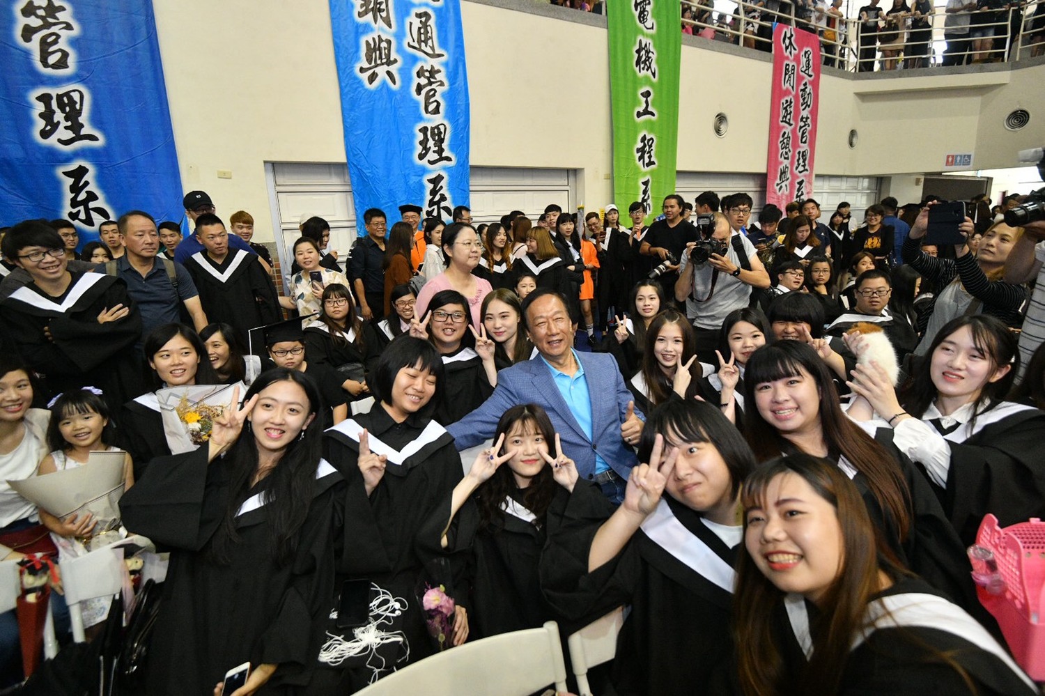 郭台銘勉勵學生,畢業即失業,最好連3天都失眠,去思考自己的人生。未來的10年20年,你要什麼樣的生活,學歷不是重點,重要的是自己的專業,自己的堅持。 圖:郭台銘辦公室提供 郭台銘勉勵學生,畢業即失業,最好連3天都失眠,去思考自己的人生。未來的10年20年,你要什麼樣的生活,學歷不是重點,重要的是自己的專業,自己的堅持。 圖:郭台銘辦公室提供