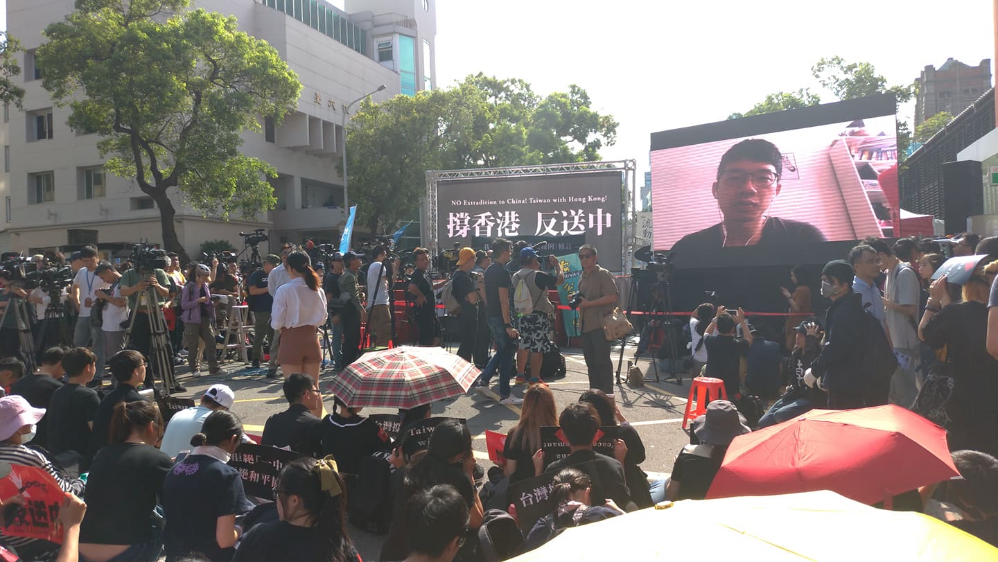 民團今天下午在立院旁舉辦撐香港活動。 圖:陳佩君/攝