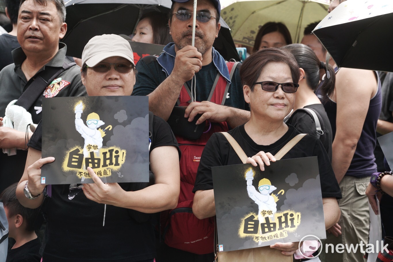 香港民眾手持「寧做自由Hi,不做極權龜」標語,表達心中訴求。 圖:張良一 / 攝影 香港民眾手持「寧做自由Hi,不做極權龜」標語,表達心中訴求。 圖:張良一 / 攝影