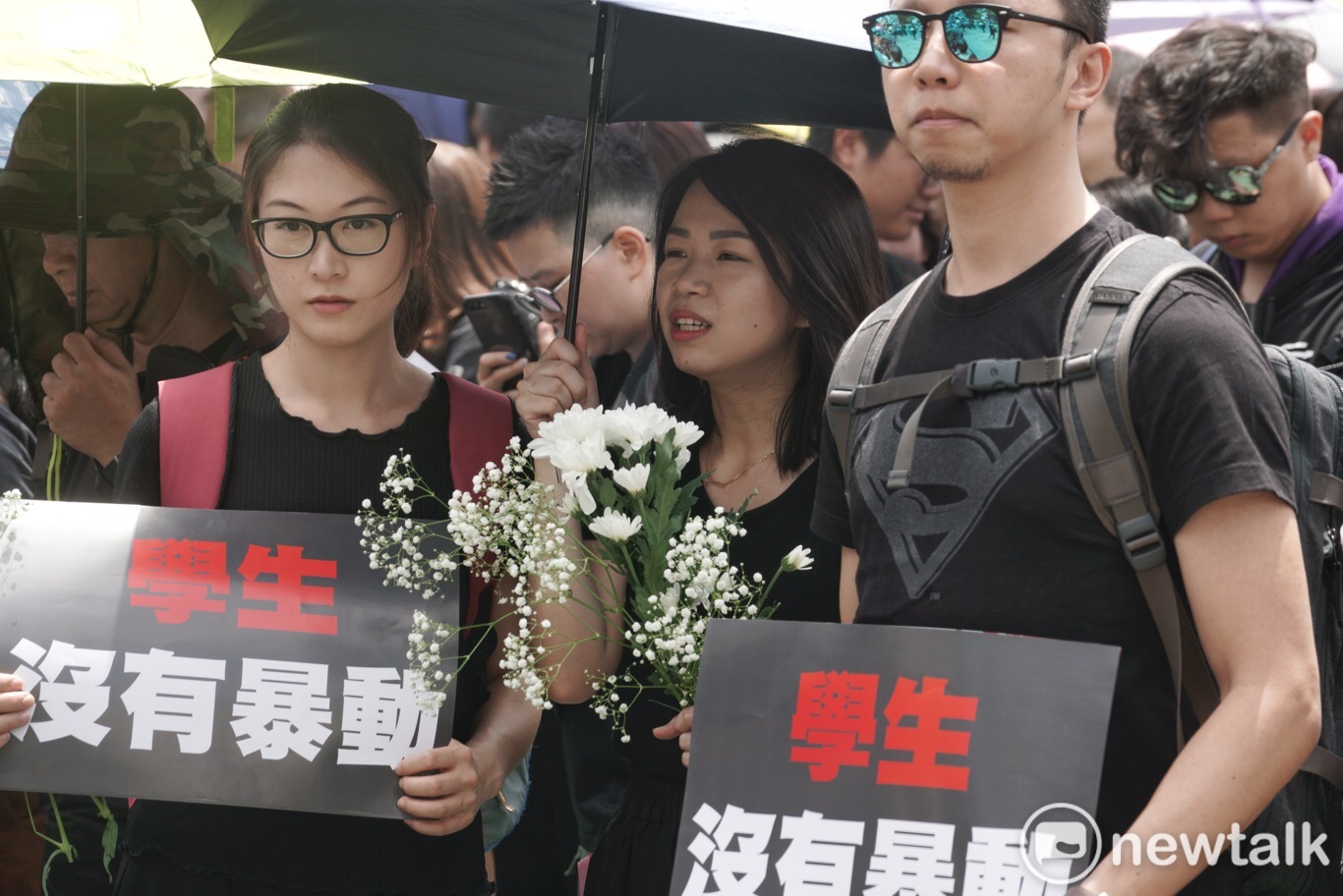 香港民眾舉著海報,反映出「學生沒有暴動」的心聲。 圖:張良一 / 攝 香港民眾舉著海報,反映出「學生沒有暴動」的心聲。 圖:張良一 / 攝