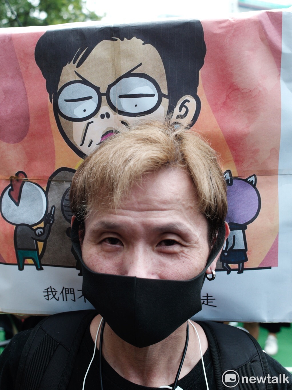 香港民眾舉著林鄭月娥插畫圖像,走上反送中遊行。 圖:張良一 / 攝 香港民眾舉著林鄭月娥插畫圖像,走上反送中遊行。 圖:張良一 / 攝