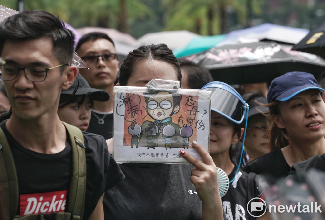 香港民眾拿著有林鄭月娥的畫報,寫著「我們不離棄香港 你走」。 圖:張良一 / 攝 香港民眾拿著有林鄭月娥的畫報,寫著「我們不離棄香港 你走」。 圖:張良一 / 攝