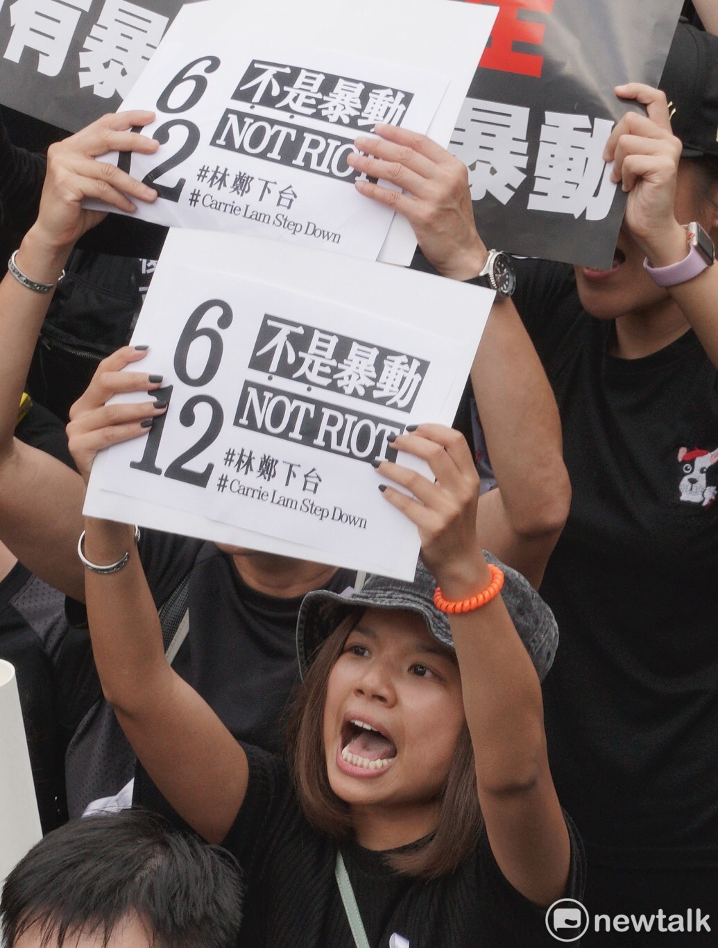 香港民眾高舉海報,內容寫著「6/12不是暴動#林鄭下台」。 圖:張良一 / 攝 香港民眾高舉海報,內容寫著「6/12不是暴動#林鄭下台」。 圖:張良一 / 攝