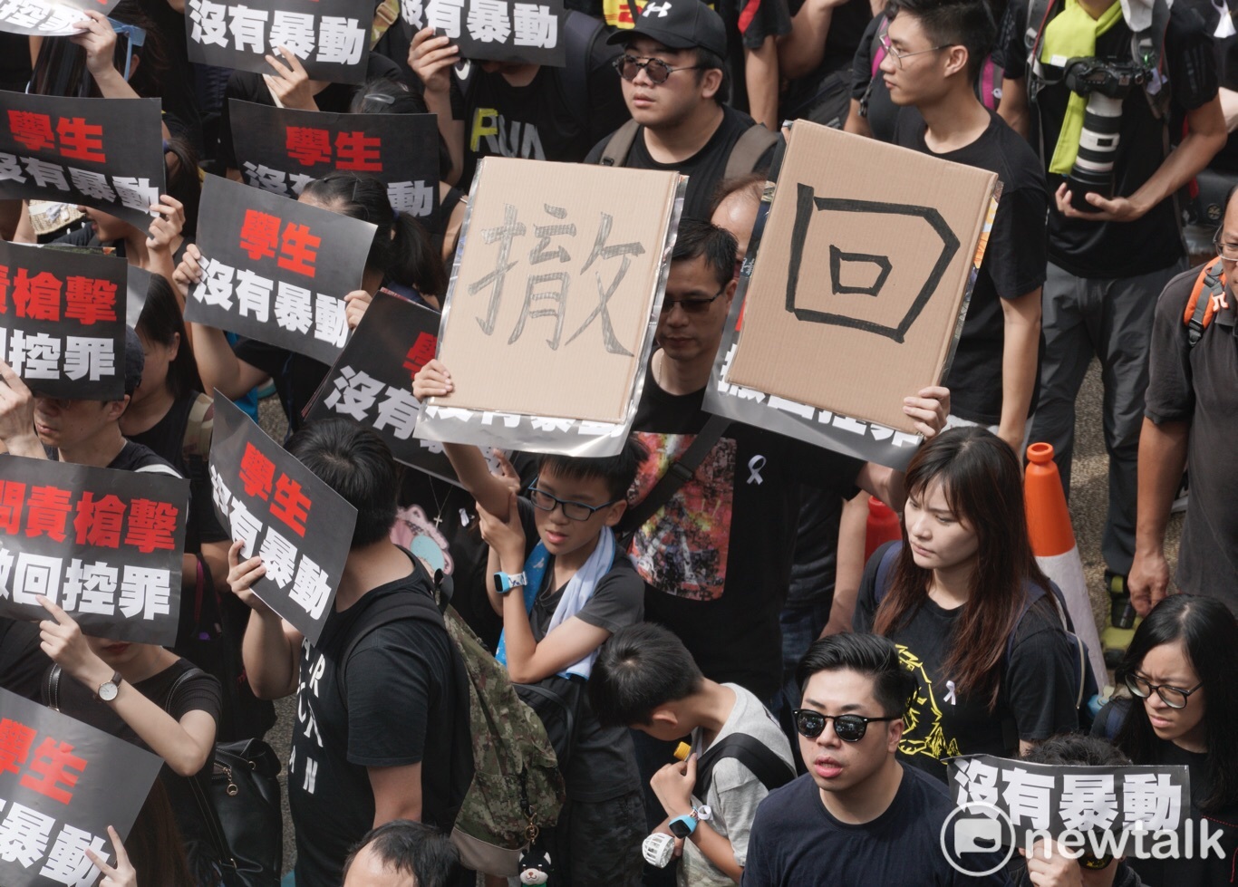 港民高舉「徹回」大字報,強烈表達除惡法決心。 圖:張良一 / 攝 港民高舉「徹回」大字報,強烈表達除惡法決心。 圖:張良一 / 攝