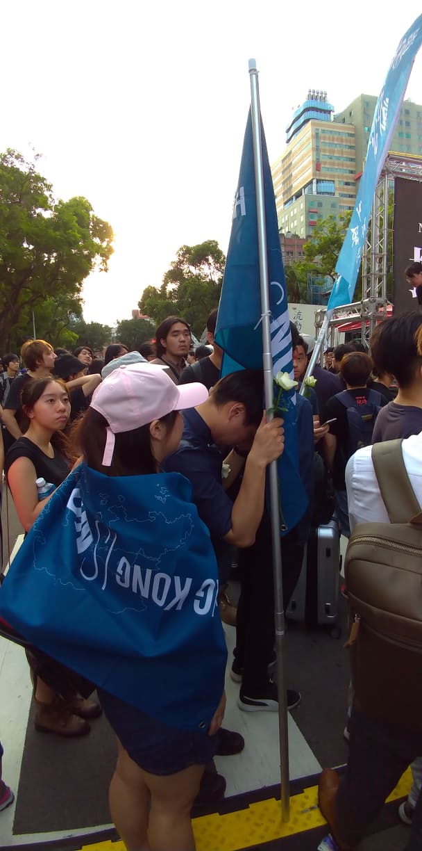 曾參與香港第一天遊行而被捕的香港學生獨立聯盟召集人陳家駒,在節目尾聲時淚崩到久久不能自已。 圖:陳佩君/攝