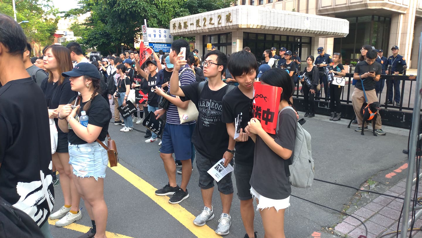 想起香港,女子不斷落淚,在旁的男子給予安慰。 圖:陳佩君/攝