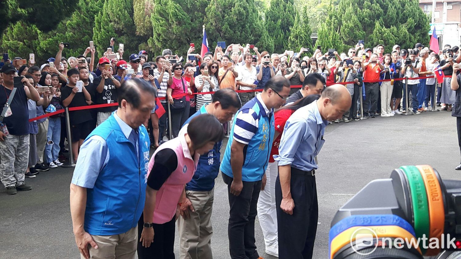韓國瑜與國民黨第2至第6選區的立委參選人陳學聖、呂玉玲、吳志揚、魯明哲、萬美玲至蔣經國頭寮陵寢致意。 圖:林昀真/攝