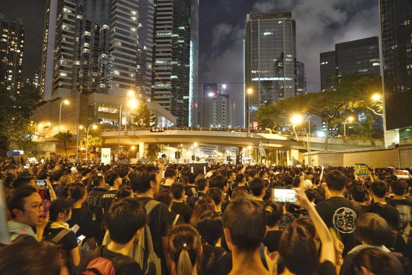 反送中,不分橋上橋下,港人眾志成城。 圖:張良一/攝 反送中,不分橋上橋下,港人眾志成城。 圖:張良一/攝