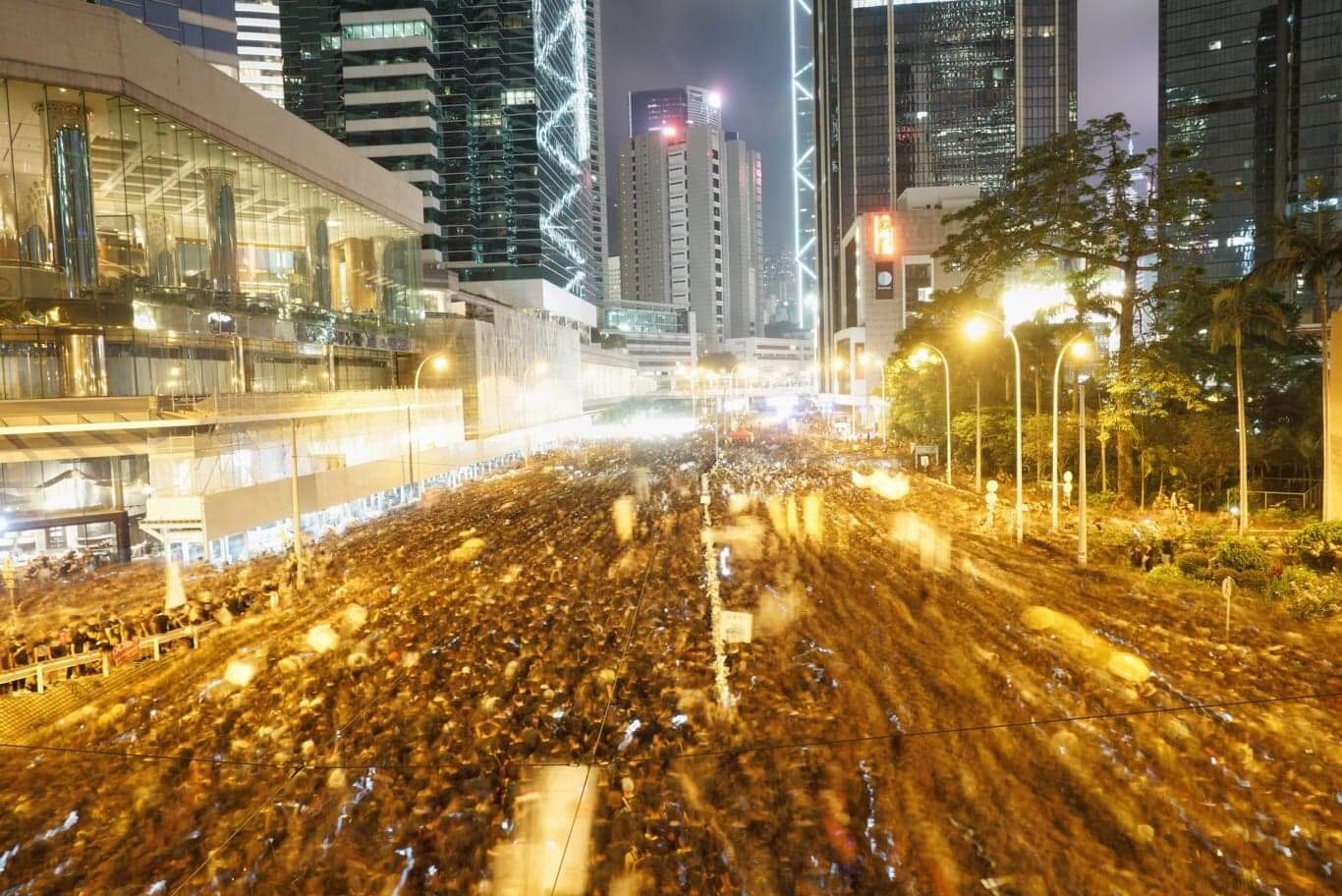 燈光映照下,更為反送中的畫面增添不少屬於港人的凝聚力和團結氛圍。 圖:張良一/攝 燈光映照下,更為反送中的畫面增添不少屬於港人的凝聚力和團結氛圍。 圖:張良一/攝