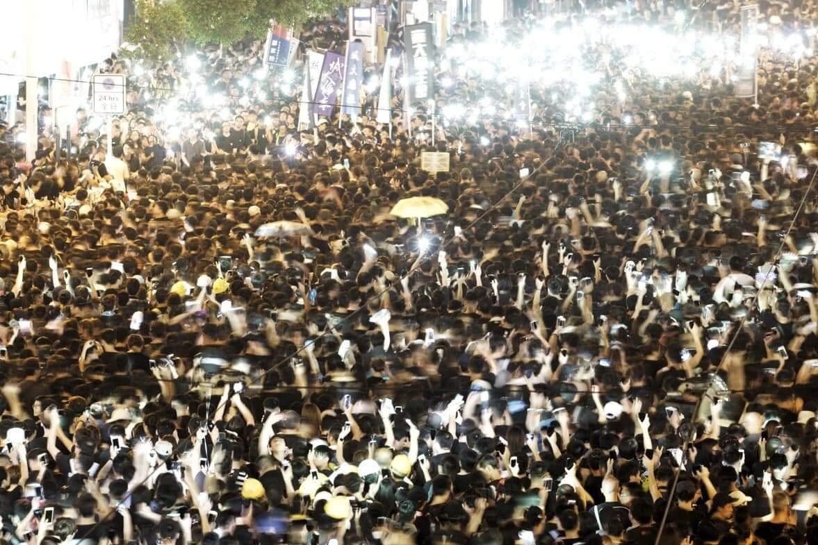 白天的大遊行過後,到了晚間,仍聚集了響應反送中的數萬人潮。 圖:張良一/攝 白天的大遊行過後,到了晚間,仍聚集了響應反送中的數萬人潮。 圖:張良一/攝