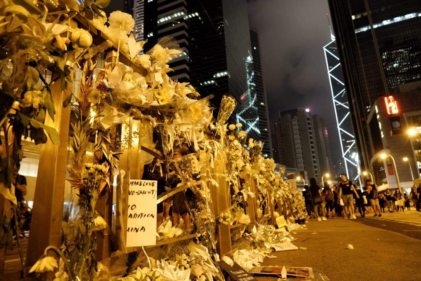白天,144萬港人再度上街怒吼;這一夜,大家一起追悼墜樓青年。 圖:張良一/攝 白天,144萬港人再度上街怒吼;這一夜,大家一起追悼墜樓青年。 圖:張良一/攝