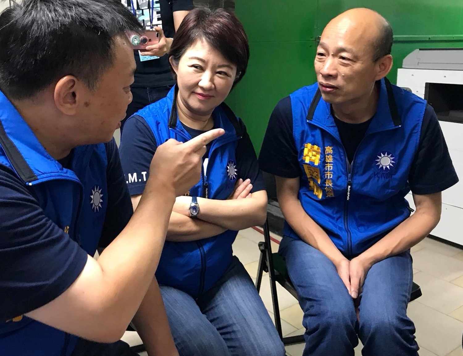 台中市長盧秀燕(中)婉拒黨團邀請,確定不出席高雄市長韓國瑜(右)在6月22日的台中造勢活動,引起韓粉們不滿。圖/台中市政府提供 台中市長盧秀燕(中)婉拒黨團邀請,確定不出席高雄市長韓國瑜(右)在6月22日的台中造勢活動,引起韓粉們不滿。圖/台中市政府提供