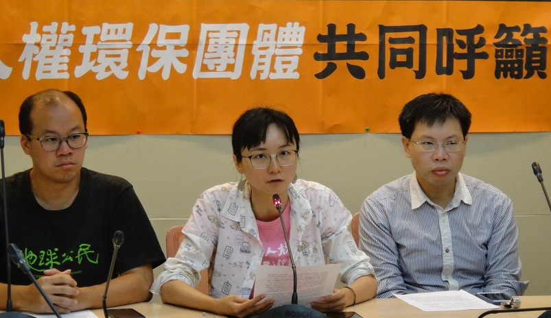台灣人權促進會秘書長邱伊翎(中)表示,修法重點是需要搭配真正有效的公民審議,避免公投成為特定人士團體或政客的工具。 圖:台權會提供 台灣人權促進會秘書長邱伊翎(中)表示,修法重點是需要搭配真正有效的公民審議,避免公投成為特定人士團體或政客的工具。 圖:台權會提供