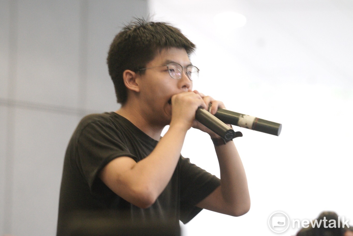 黃之鋒呼籲示威者轉到特首辦示威。 圖:張良一/攝 黃之鋒呼籲示威者轉到特首辦示威。 圖:張良一/攝