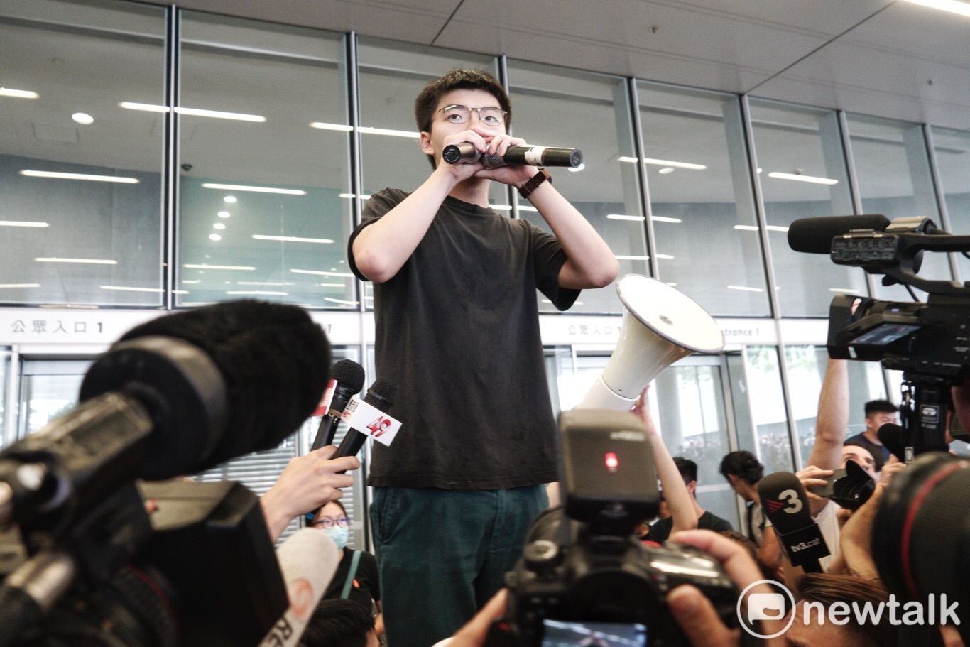 今早剛出獄的黃之鋒下午2:30現身香港立法會示威區,收到現場數千民眾熱烈的鼓掌歡迎。 圖 : 張良一/攝 今早剛出獄的黃之鋒下午2:30現身香港立法會示威區,收到現場數千民眾熱烈的鼓掌歡迎。 圖 : 張良一/攝