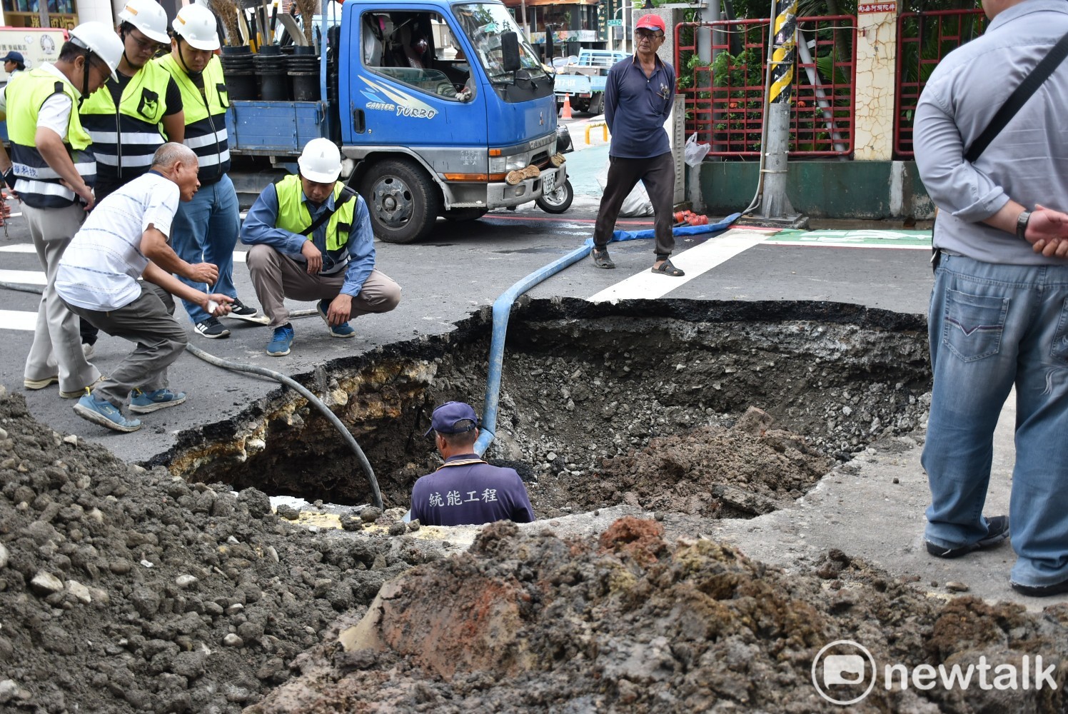 高雄市新田路、成功路口今日下午馬路塌陷深達四、五公尺。 圖:孫家銘/攝 高雄市新田路、成功路口今日下午馬路塌陷深達四、五公尺。 圖:孫家銘/攝