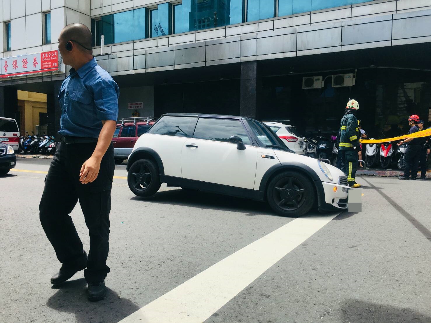 高雄市路面破洞,小轎車前輪陷入。 圖 : 翻攝自網路 高雄市路面破洞,小轎車前輪陷入。 圖 : 翻攝自網路