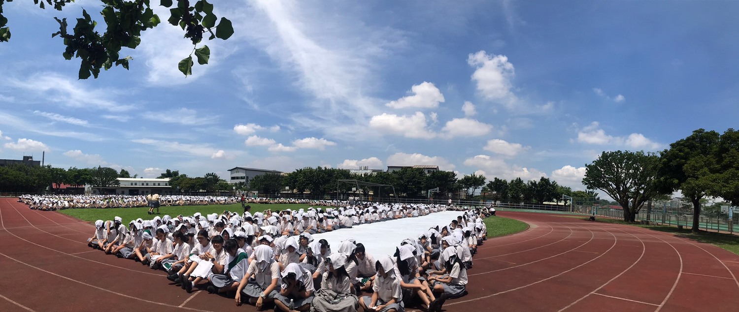 彰化高商及雲林正心中學號召多位學生在學校操場排出代表福衛七號的英文縮寫FS7,讓福衛五號可以成功取像。 圖 : 正心中學/ 提供 彰化高商及雲林正心中學號召多位學生在學校操場排出代表福衛七號的英文縮寫FS7,讓福衛五號可以成功取像。 圖 : 正心中學/ 提供