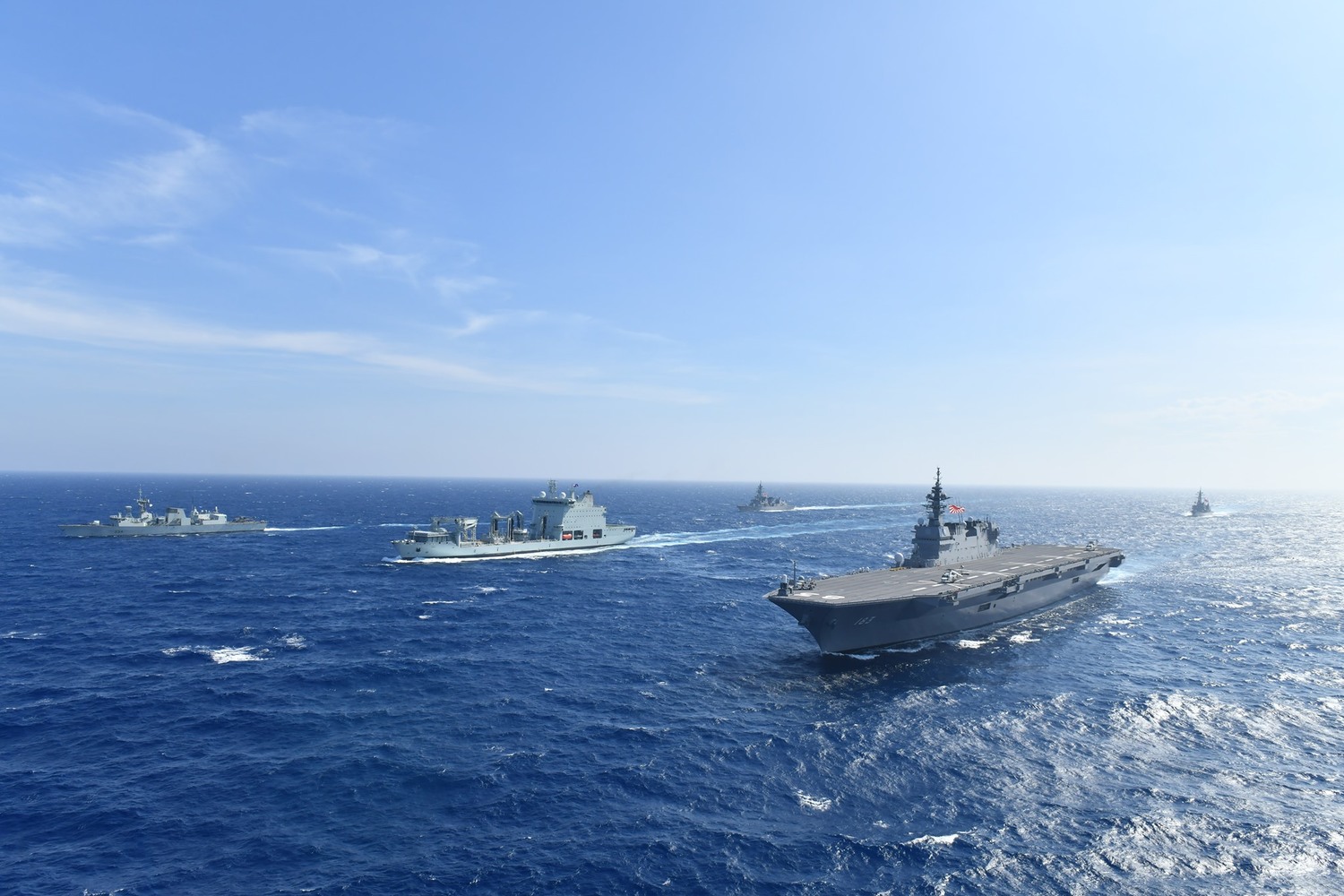 「里賈納號」日前在南中國海與日本海上自衛隊準航母「出雲號」、驅逐艦「村雨號」、「曙號」進行海上聯合訓練。 「里賈納號」日前在南中國海與日本海上自衛隊準航母「出雲號」、驅逐艦「村雨號」、「曙號」進行海上聯合訓練。