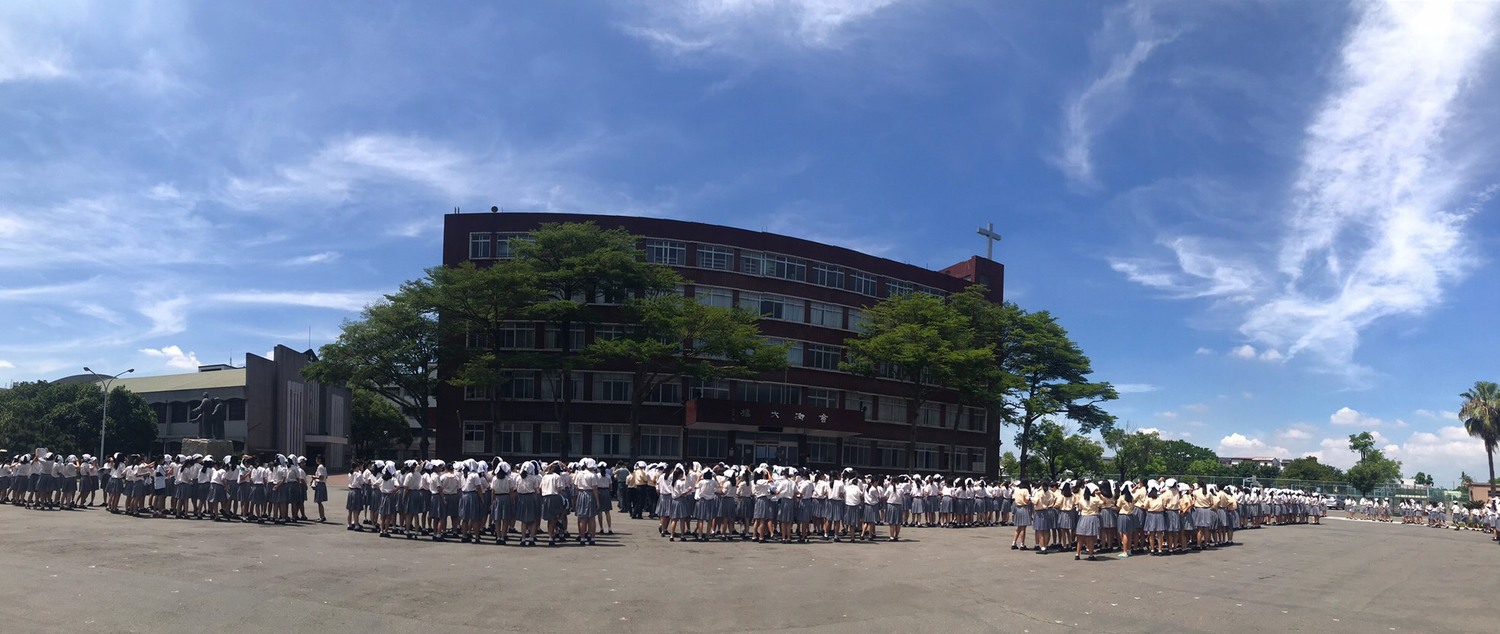 彰化高商及雲林正心中學號召多位學生在學校操場排出代表福衛七號的英文縮寫FS7,讓福衛五號可以成功取像。 圖 : 正心中學/ 提供 彰化高商及雲林正心中學號召多位學生在學校操場排出代表福衛七號的英文縮寫FS7,讓福衛五號可以成功取像。 圖 : 正心中學/ 提供