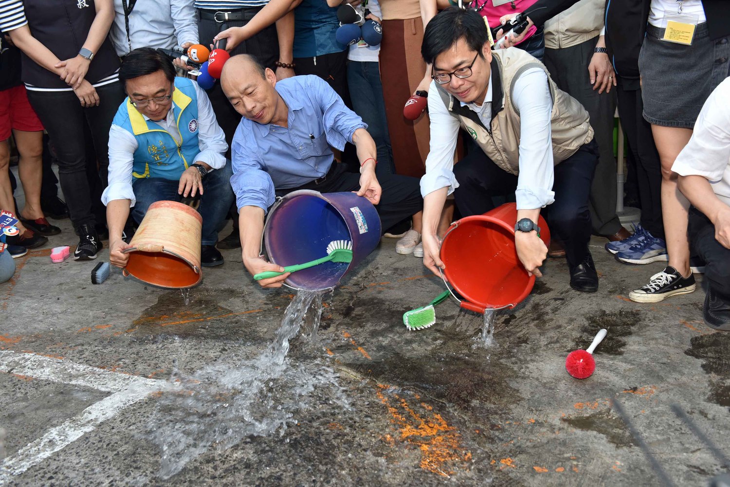 行政院副院長陳其邁(右)、韓國瑜(左)一同示範預防登革熱的方法。 圖:高雄市政府/提供 行政院副院長陳其邁(右)、韓國瑜(左)一同示範預防登革熱的方法。 圖:高雄市政府/提供