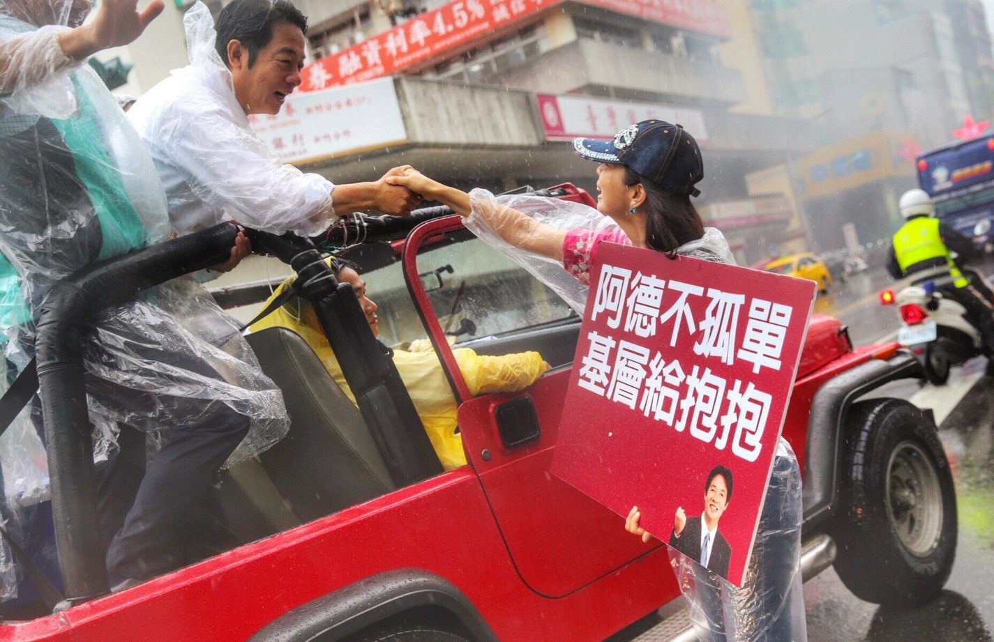 賴清德說,「照片中有您認識的親友嗎?請讓我知道,讓我有機會再跟他們說聲感謝!」 圖:擷自賴清德臉書 賴清德說,「照片中有您認識的親友嗎?請讓我知道,讓我有機會再跟他們說聲感謝!」 圖:擷自賴清德臉書
