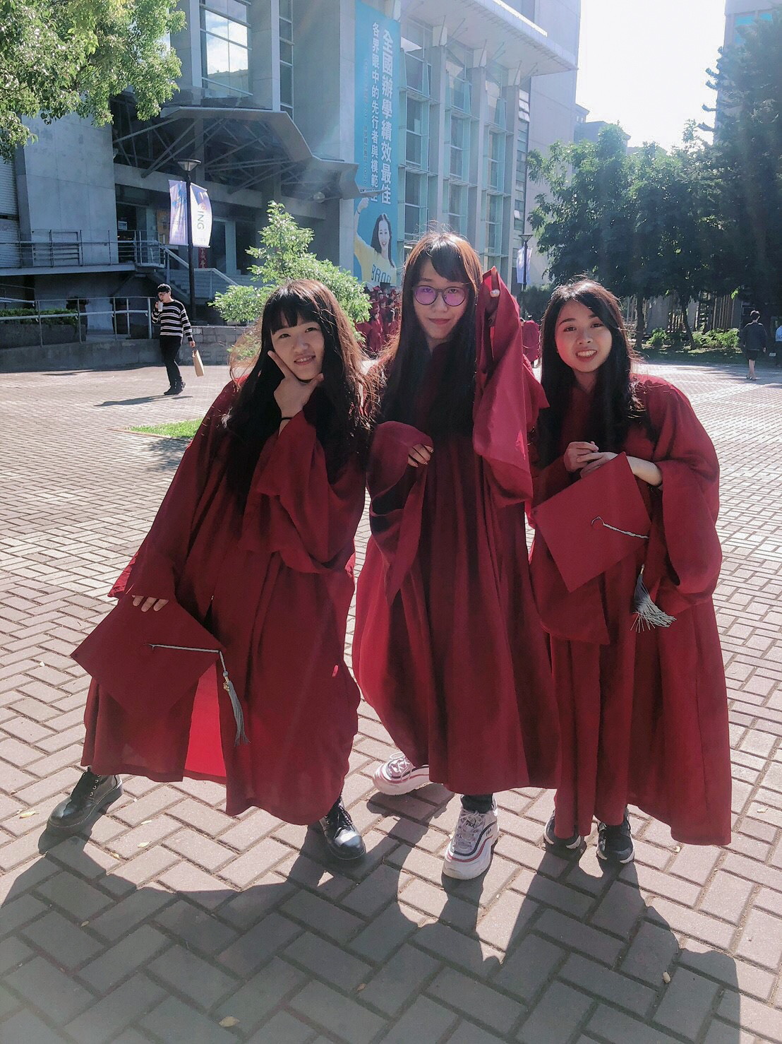 蔡依璇(右起)、陳沛辰與曾珈琳同學遭遇氣爆,樂觀面對生活,今年順利畢業。 圖 : 曾珈琳/提供 蔡依璇(右起)、陳沛辰與曾珈琳同學遭遇氣爆,樂觀面對生活,今年順利畢業。 圖 : 曾珈琳/提供