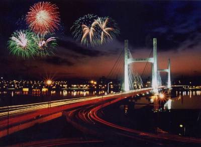 夜遊重陽橋,在水面上被光雕360度包圍。 圖:新北市觀光旅遊網/提供 夜遊重陽橋,在水面上被光雕360度包圍。 圖:新北市觀光旅遊網/提供