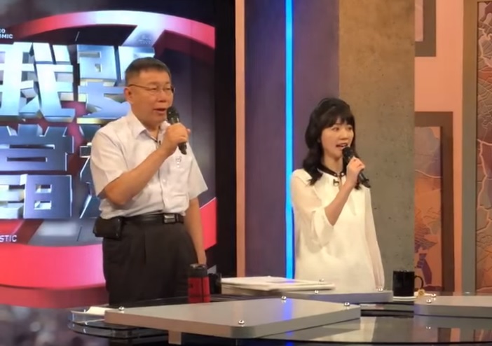 民進黨台北市議員高嘉瑜今(20)日錄製自己所主持的節目《我要當選》,與台北市長柯文哲進行「世紀大合唱」。 圖:翻攝自我要當選臉書 民進黨台北市議員高嘉瑜今(20)日錄製自己所主持的節目《我要當選》,與台北市長柯文哲進行「世紀大合唱」。 圖:翻攝自我要當選臉書
