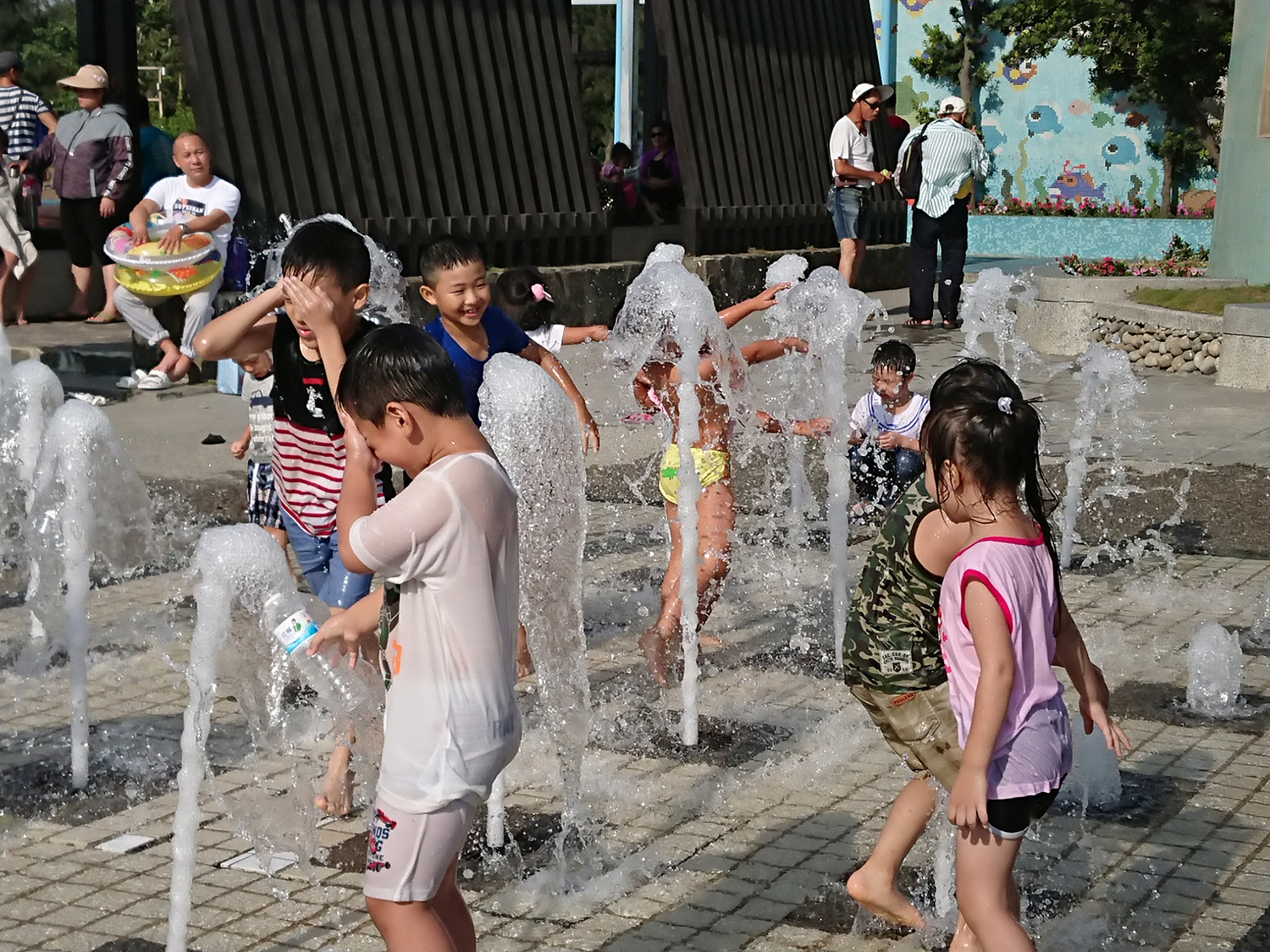 噴泉水柱非常受小孩子歡迎。 圖:台中市觀光局/提供 噴泉水柱非常受小孩子歡迎。 圖:台中市觀光局/提供