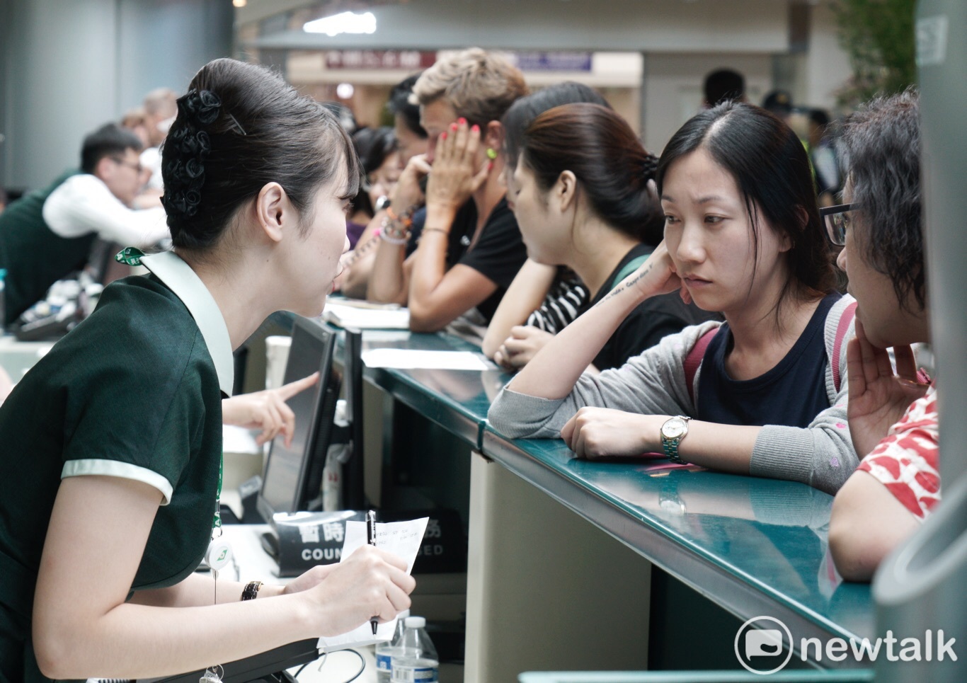 因長榮罷工而搭不到班機的旅客無奈的擠在桃園機場的長榮櫃台前。 圖 : 張良一/攝 因長榮罷工而搭不到班機的旅客無奈的擠在桃園機場的長榮櫃台前。 圖 : 張良一/攝