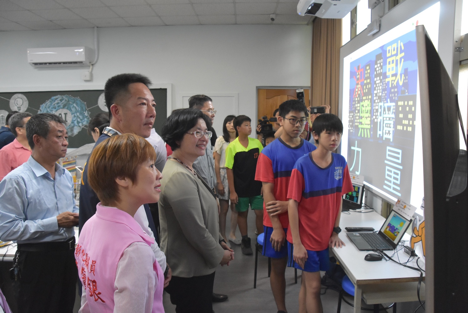 彰化縣國中小學生體驗AIoT智慧聯網的各項設備。 圖:彰化縣政府/提供 彰化縣國中小學生體驗AIoT智慧聯網的各項設備。 圖:彰化縣政府/提供