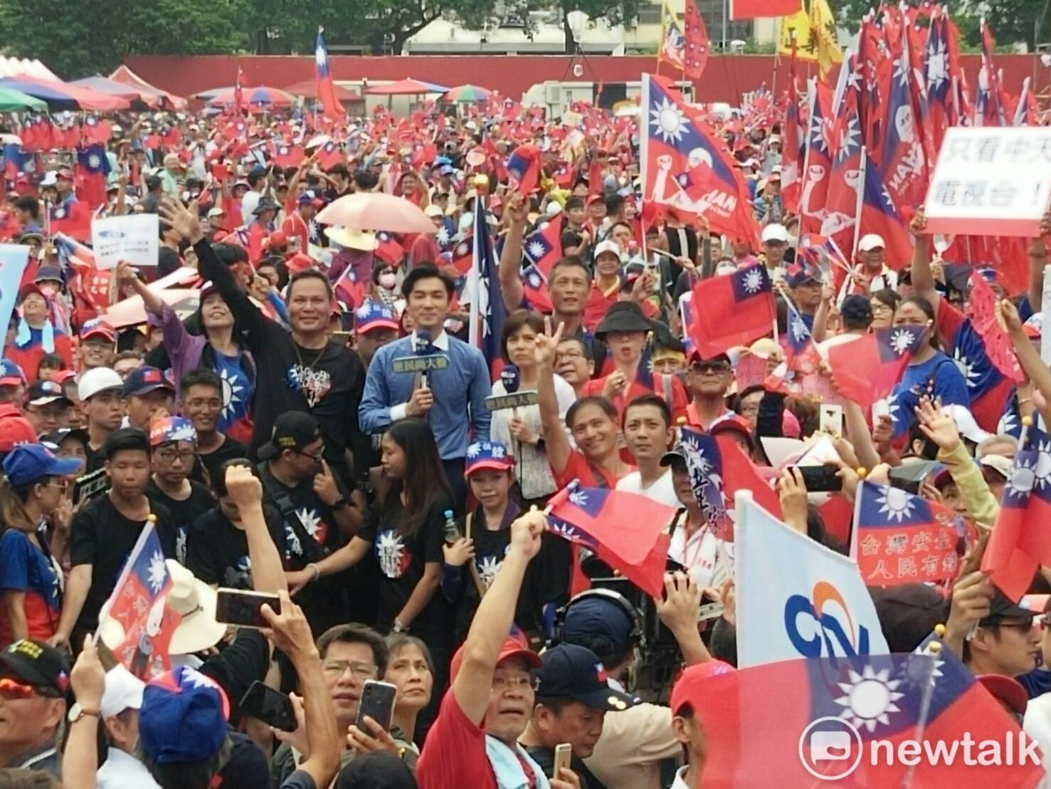中天主播王又正在現場連線,被韓粉包圍。 圖:唐復年/攝 中天主播王又正在現場連線,被韓粉包圍。 圖:唐復年/攝