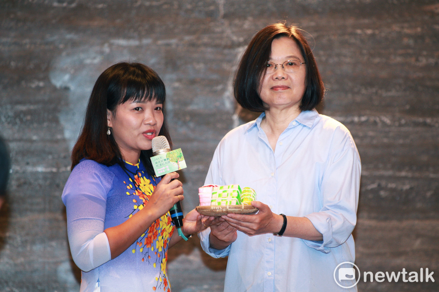 新住民代表、國策顧問胡清嫺特別致贈姊妹親手編織的越南粽子手工藝品,祝福蔡英文順利連任。 圖:林昀真/攝 新住民代表、國策顧問胡清嫺特別致贈姊妹親手編織的越南粽子手工藝品,祝福蔡英文順利連任。 圖:林昀真/攝