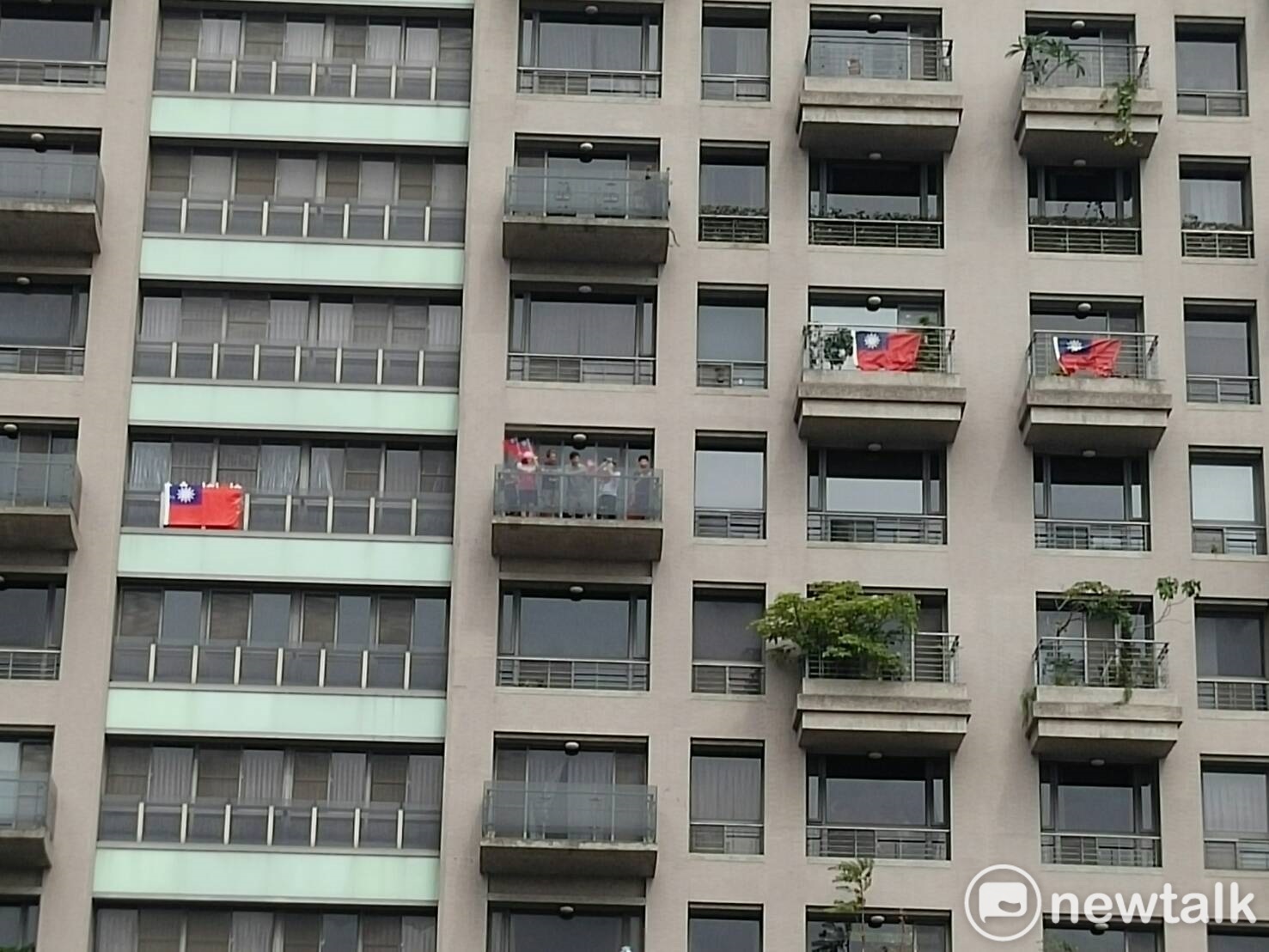 同棟大樓另有三戶掛出國旗。 圖:唐復年/攝 同棟大樓另有三戶掛出國旗。 圖:唐復年/攝