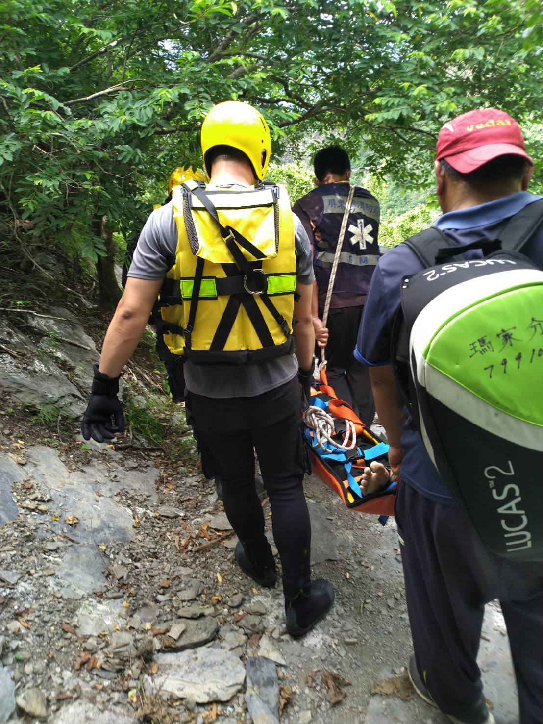 屏東縣霧台鄉神山瀑布22日下午2時許驚傳2名男子溺斃意外。 圖:翻攝自網路 屏東縣霧台鄉神山瀑布22日下午2時許驚傳2名男子溺斃意外。 圖:翻攝自網路