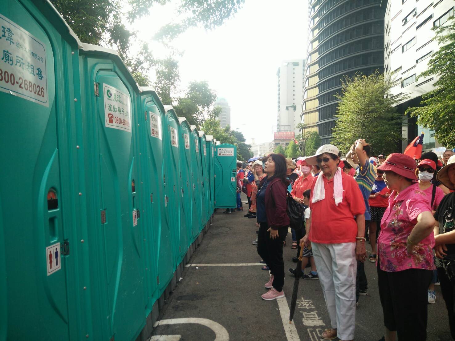 台中挺韓大會主辦單位在會場周邊準備了流動廁所。 圖:唐復年/攝 台中挺韓大會主辦單位在會場周邊準備了流動廁所。 圖:唐復年/攝