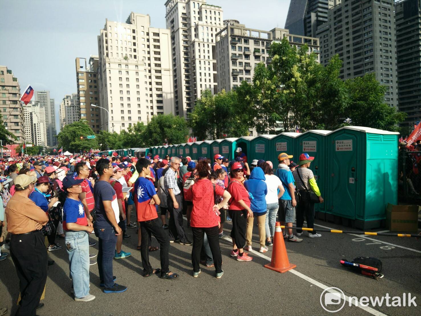 此區的廁所每間都至少有20人以上在排隊。 圖:唐復年/攝 此區的廁所每間都至少有20人以上在排隊。 圖:唐復年/攝