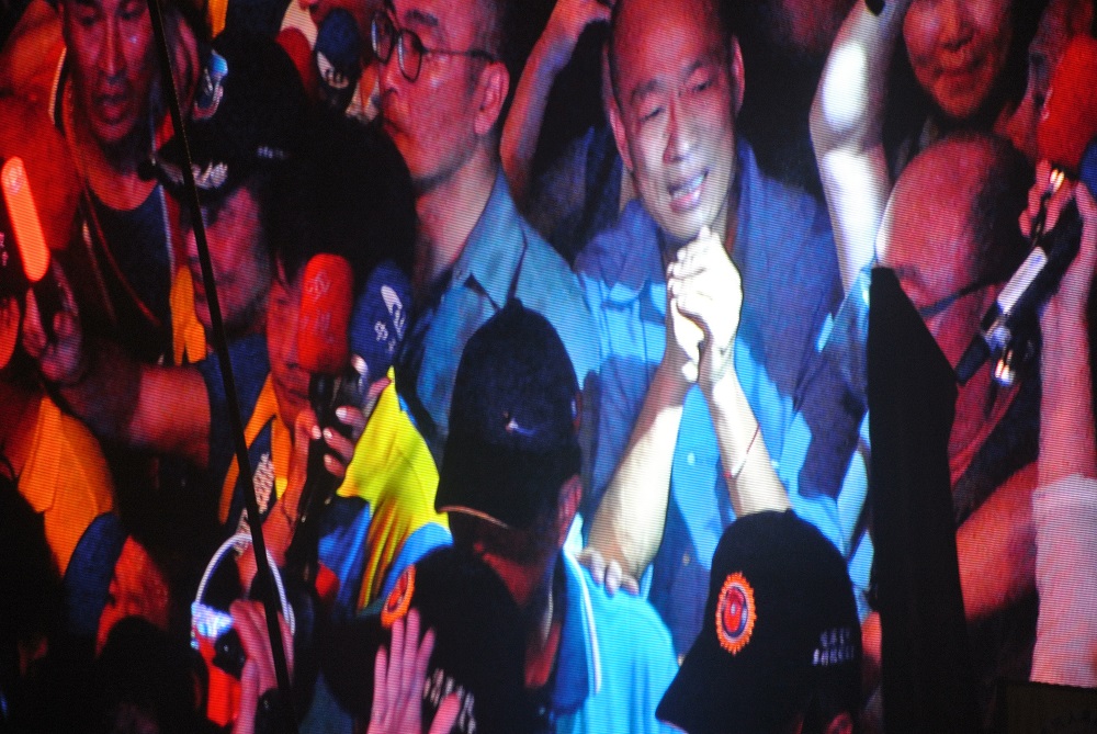 韓國瑜說,謝謝大家一路相挺,不離不棄,支持韓國瑜就代表支持希望,他很害怕自己做得不夠好,2020一定要團結,讓無能的政黨與政治人物下台,讓我們團結起來,全力拉下民進黨 圖:唐復年/攝 韓國瑜說,謝謝大家一路相挺,不離不棄,支持韓國瑜就代表支持希望,他很害怕自己做得不夠好,2020一定要團結,讓無能的政黨與政治人物下台,讓我們團結起來,全力拉下民進黨 圖:唐復年/攝