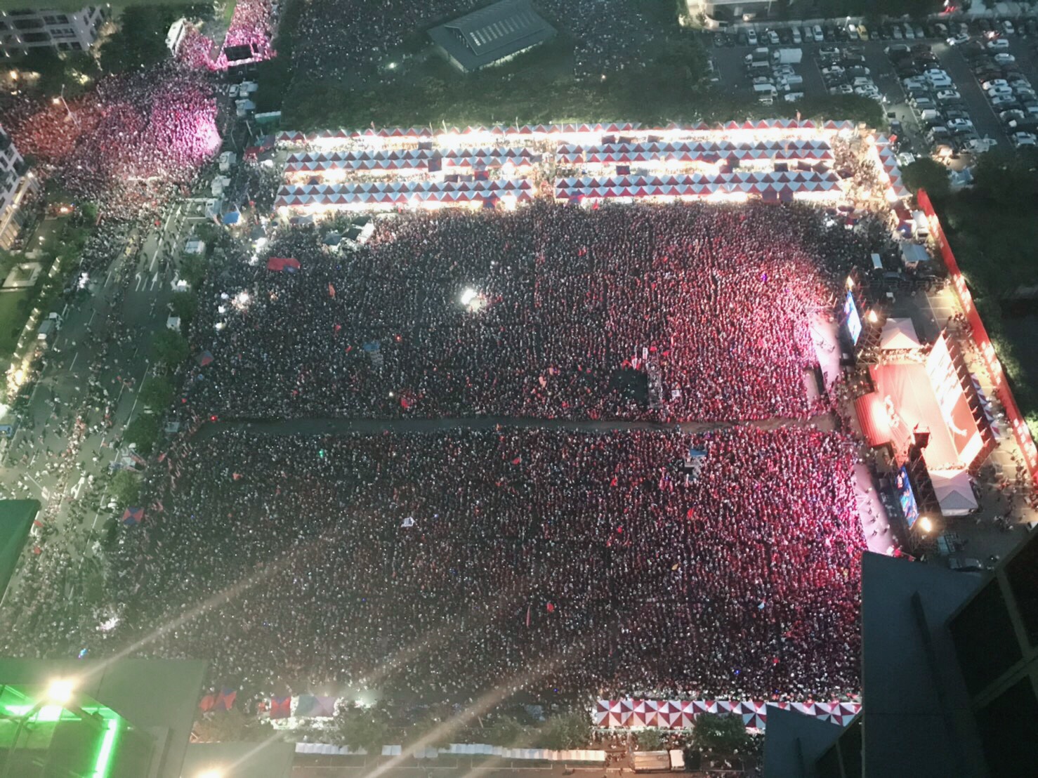 韓國瑜19:35上台談話,現場宣布達20萬人。 圖:台中住戶/提供 韓國瑜19:35上台談話,現場宣布達20萬人。 圖:台中住戶/提供